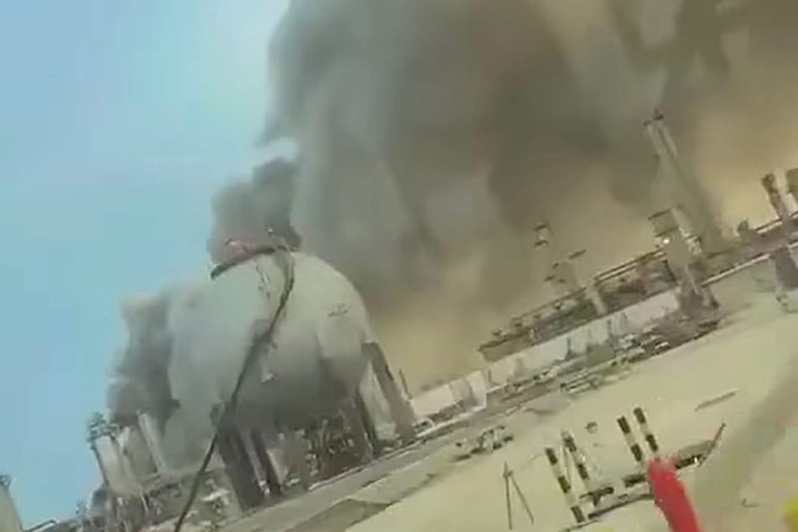 සෞදි අරාබියේ රාජ්‍ය තෙල් දැවැන්තයා - අරාම්කෝ (Aramco) සමාගම  රස් තනුරා පිරිපහදුව වැසීමට පියවර ගෙන තිබේ 